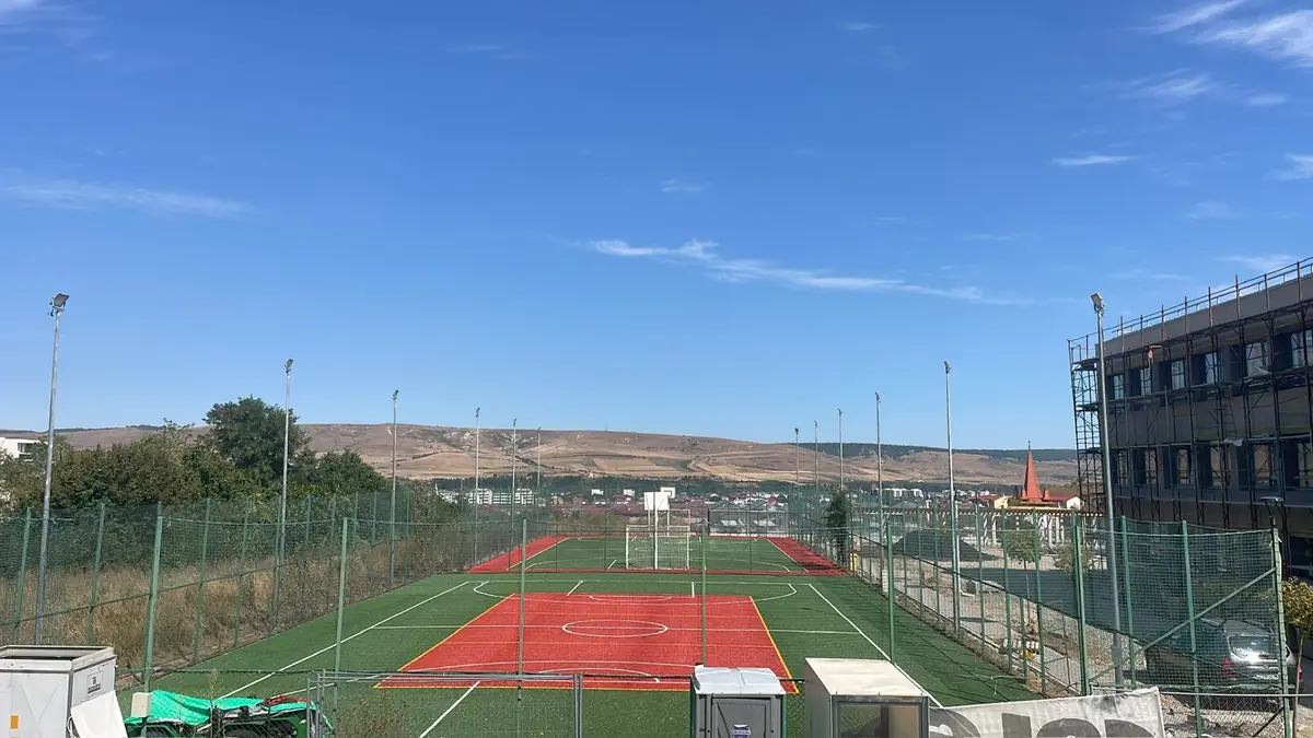 Teren multisport din gazon sintetic la liceul din Floresti