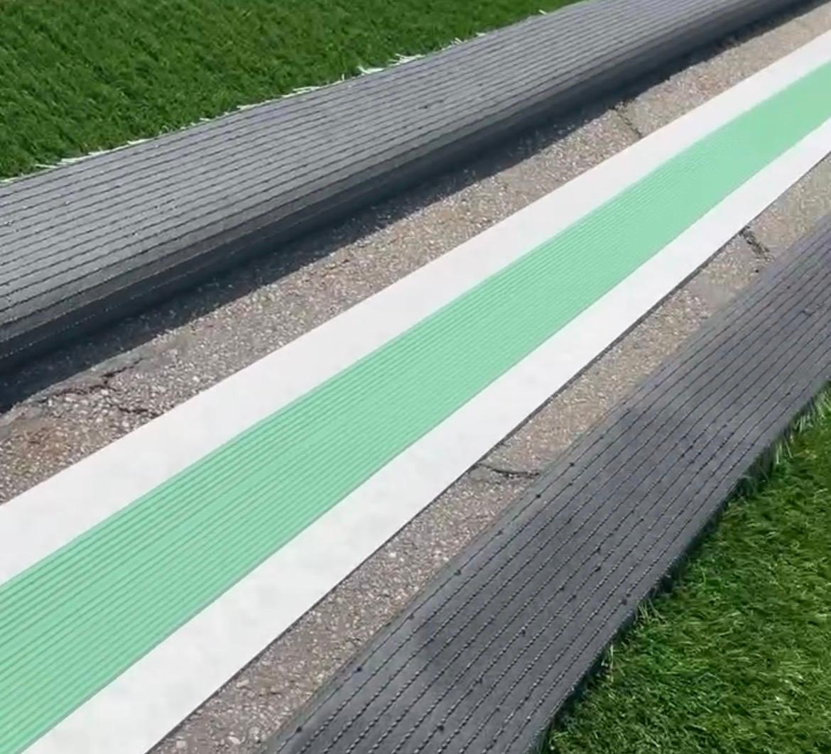Banda de îmbinare din poliester și nisipul cuarțos pentru instalarea gazonului artificial