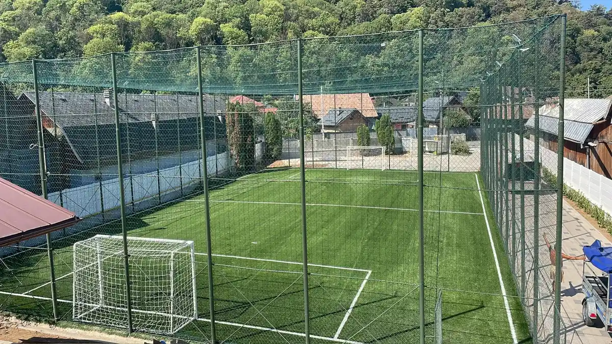 Teren de fotbal 11 cu gazon artificial la o bază sportivă municipală